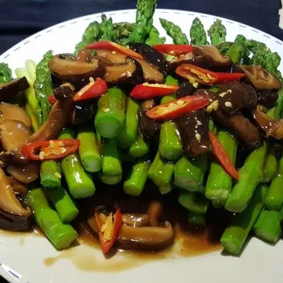 หน่อไม้ฝรั่งผัดเห็ดหอม