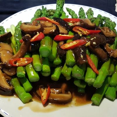 หน่อไม้ฝรั่งผัดเห็ดหอม